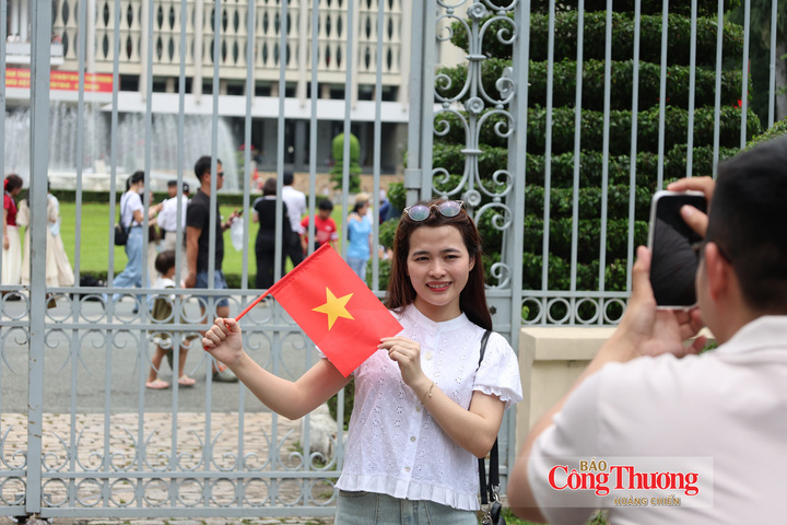 Chị Nguyễn Hà Thu (29 tuổi, tỉnh Đồng Tháp) cho biết, chị cùng gia đình đã dành 2 ngày của nghỉ lễ Quốc khánh 2/9 để đến với TP. Hồ Chí Minh. Trong đó, Dinh Độc Lập là di tích lịch sử không thể nào thiếu trong lịch trình tham quan thành phố.