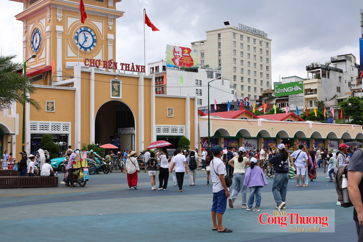 Không khí tại khu vực chợ Bến Thành cũng trở nên nhộn nhịp khi người dân và du khách tranh thủ vui chơi, mua sắm.
