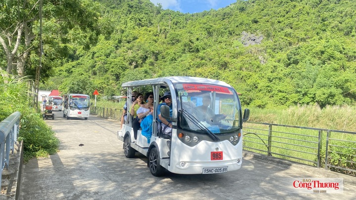 Du khách tham quan trải nghiệm làng chài cổ Việt Hải, đặc khu Cát Hải, TP. Hải Phòng.