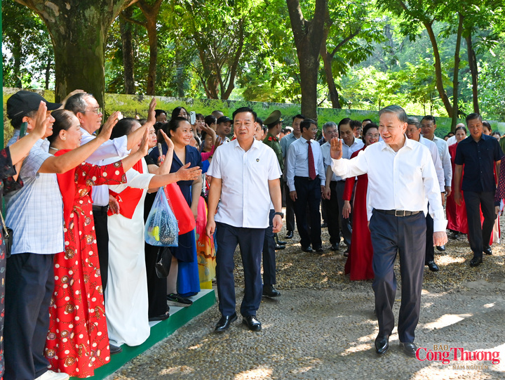 Ngay sau khi vào Lăng viếng Chủ tịch Hồ Chí Minh, Tổng Bí thư, Chủ tịch nước Tô Lâm đã tới dâng hương tưởng nhớ Bác Hồ tại Nhà 67, Khu Di tích Chủ tịch Hồ Chí Minh trong Phủ Chủ tịch.