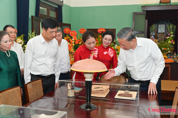 Tổng Bí thư, Chủ tịch nước Tô Lâm và các đại biểu xem các hiện vật tại nhà 67 nơi Bác Hồ sống và làm việc những năm tháng cuối đời.