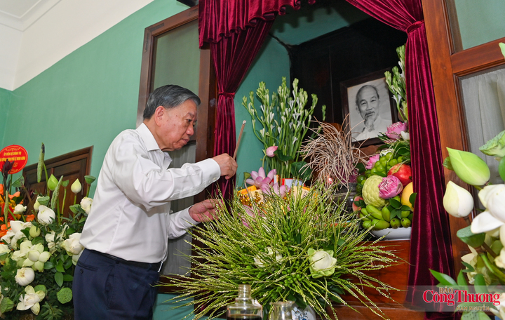 Tổng Bí thư, Chủ tịch nước Tô Lâm cùng các đại biểu dâng hương tưởng nhớ Bác Hồ tại Nhà 67, Khu Di tích Chủ tịch Hồ Chí Minh trong Phủ Chủ tịch.
