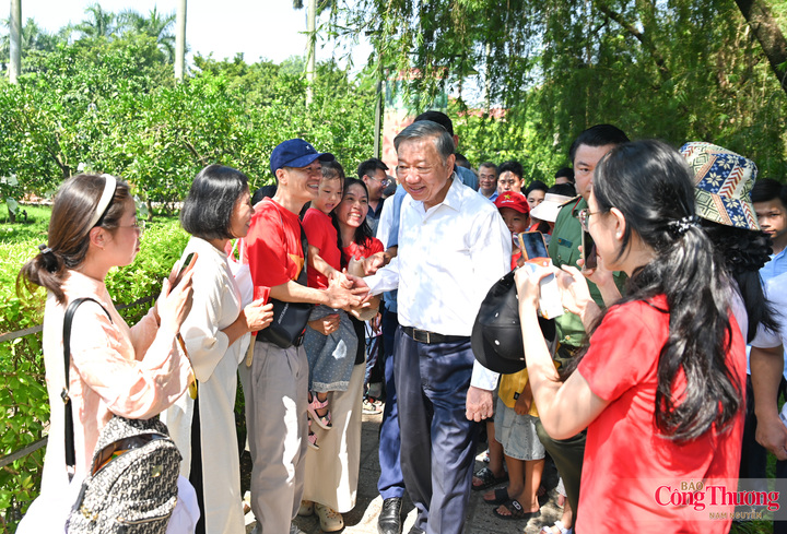 Tổng Bí thư, Chủ tịch nước Tô Lâm bắt tay, trò chuyện với đồng bào vào thăm Khu Di tích Chủ tịch Hồ Chí Minh trong Phủ Chủ tịch.