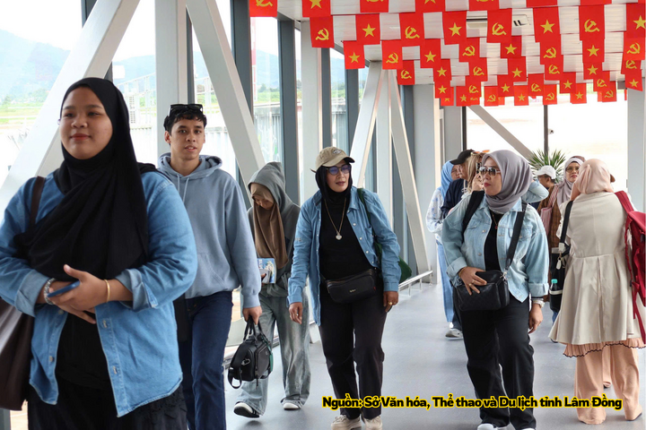 Nhóm du khách đến từ Malaysia đang di chuyển vào khu vực làm thủ tục nhập cảnh tại sân bay Liên Khương.