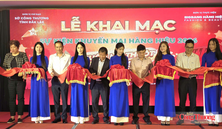 Ban Tổ chức cắt băng khai mạc Chương trình khuyến mại hàng hiệu “Buôn Ma Thuột Mega Sale 2026”.
