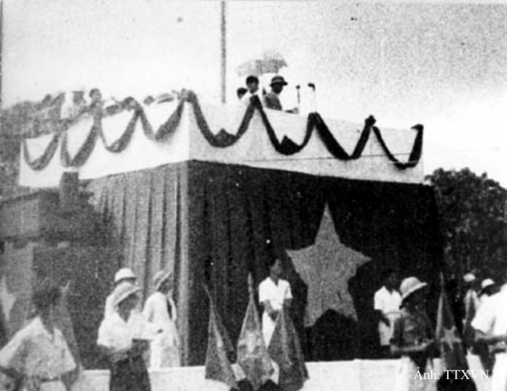 Ngày 2/9/1945, tại Quảng trường Ba Đình, Chủ tịch Hồ Chí Minh trịnh trọng đọc Tuyên ngôn Độc lập, khai sinh nước Việt Nam Dân chủ Cộng hòa.