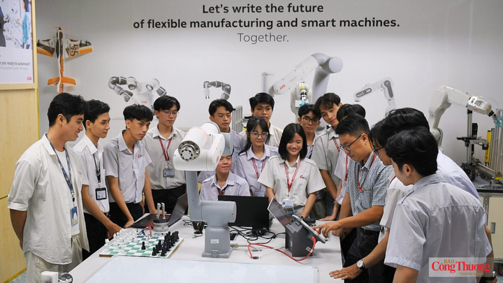 Sinh viên học tập, nghiên cứu tại phòng thí nghiệm Robotics, Trường Đại học Công nghiệp TP. Hồ Chí Minh. Đây là trường trọng điểm của Bộ Công Thương trong đào tạo nguồn nhân lực trình độ cao cho nền kinh tế khu vực phía Nam nói riêng và cả nước nói chung.