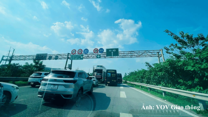 Ùn tắc kéo dài trên các tuyến cao tốc, quốc lộ hướng về Hà Nội