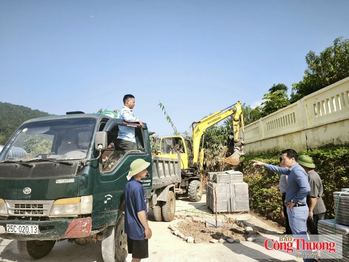 Lãnh đạo xã Mường Than trực tiếp có mặt tại trường học chỉ đạo hoàn thiện các hạng mục cuối trước khi khai giảng năm học mới.
