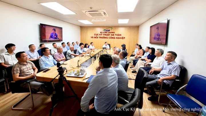 Đảng bộ Cục Kỹ thuật an toàn và Môi trường công nghiệp học tập, quán triệt một số Nghị quyết, Chỉ thị của Bộ Chính trị.