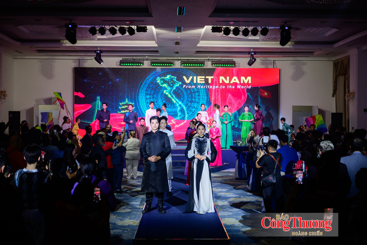Chương trình nghệ thuật: Vietnamese Silk Rhapsody - Bản Giao hưởng Lụa Việt là sự kết hợp đặc sắc giữa âm nhạc truyền thống Việt Nam, nghệ thuật đàn tranh, lụa, áo dài, thời trang cao cấp và ngôn ngữ trình diễn đương đại.