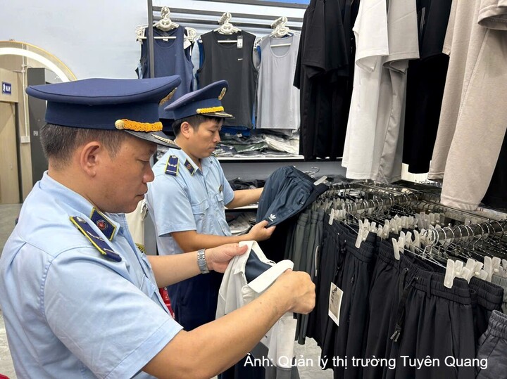 Lực lượng Quản lý thị trường Tuyên Quang kiểm tra cơ sở kinh doanh hàng hóa giả mạo nhãn hiệu.