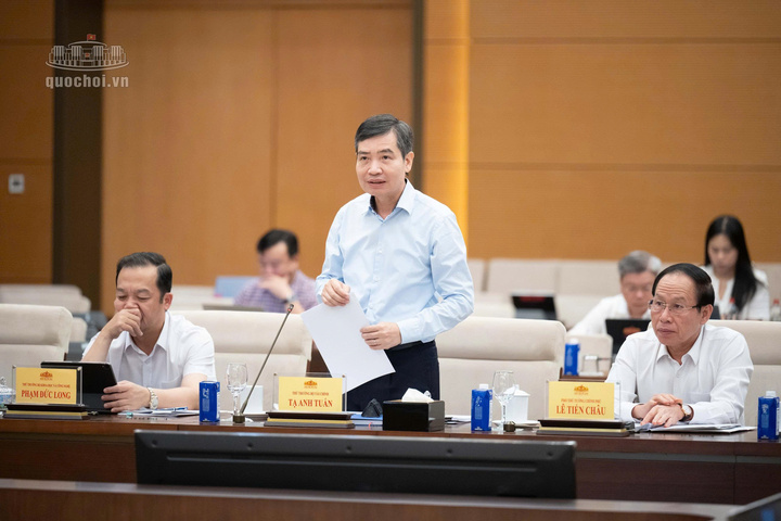 Thứ trưởng Bộ Tài chính Tạ Anh Tuấn trình bày tờ trình tóm tắt về dự án Luật sửa đổi, bổ sung một số điều của Luật Chứng khoán.