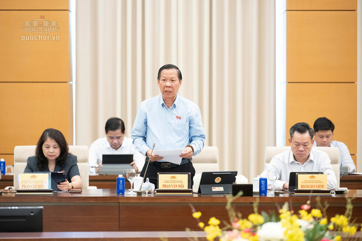 Chủ nhiệm Ủy ban Kinh tế và Tài chính Phan Văn Mãi trình bày báo cáo thẩm tra sơ bộ dự án Luật.