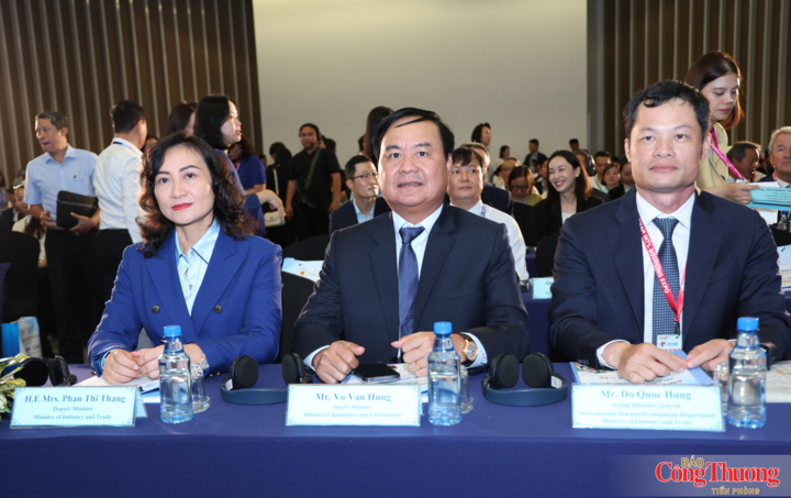 Từ trái qua phải: Thứ trưởng Bộ Công Thương Phan Thị Thắng; Thứ trưởng Bộ Nông nghiệp và Môi trường Võ Văn Hưng; Quyền Vụ trưởng Vụ Phát triển thị trường nước ngoài Đỗ Quốc Hưng tại sự kiện.