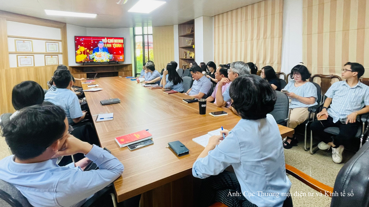 Chi bộ Cục Thương mại điện tử và Kinh tế số học tập, quán triệt một số Nghị quyết, Chỉ thị của Bộ Chính trị.