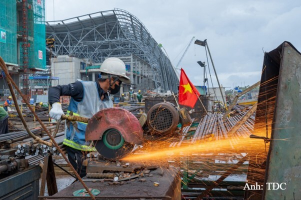 Để bám sát tiến độ, trên công trường, kỹ sư và công nhân đang nỗ lực thi công xuyên ngày đêm, quyết tâm sớm đưa các hạng mục về đích.