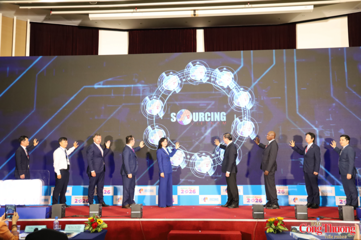 Các đại biểu bấm nút khai mạc chuỗi sự kiện “Kết nối chuỗi cung ứng hàng hóa quốc tế 2026” (Viet Nam International Sourcing 2026)