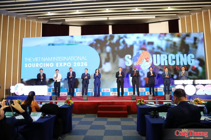 Các đại biểu thực hiện nghi thức khai mạc chuỗi sự kiện “Kết nối chuỗi cung ứng hàng hóa quốc tế” (Viet Nam International Sourcing 2026)