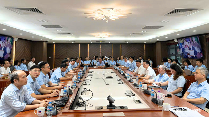 Đảng bộ Viện Năng lượng học tập, quán triệt một số Nghị quyết, Chỉ thị của Bộ Chính trị.