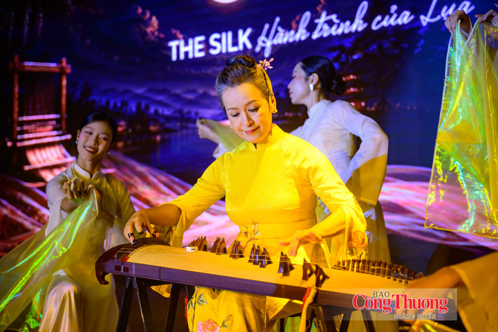 Một trong những điểm nhấn đặc biệt của chương trình là sự xuất hiện của Nghệ sĩ Hải Phượng cùng tiếng đàn tranh Việt Nam.