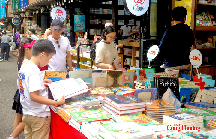 Đường sách TP. Hồ Chí Minh (phường Sài Gòn) cũng trở thành điểm đến thu hút đông đảo người dân và du khách trong dịp nghỉ lễ Quốc khánh 2/9.