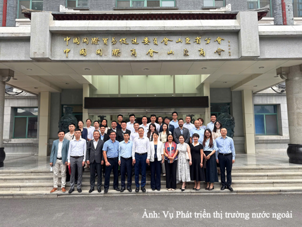 Các đại biểu Việt Nam và Sơn Đông chụp ảnh lưu niệm tại Tọa đàm chuyên đề "Tiến ra thị trường Việt Nam".