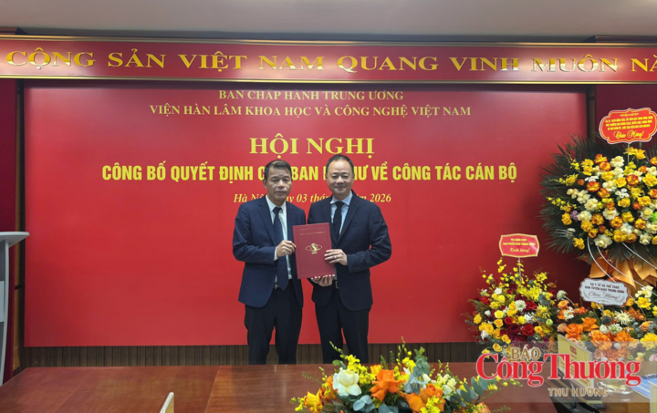 Chủ tịch Viện Hàn lâm Khoa học và Công nghệ Việt Nam Trần Hồng Thái trao quyết định về công tác cán bộ cho ông Vũ Thanh Mai.