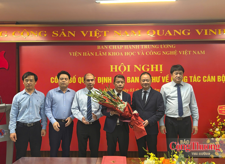 Lãnh đạo Viện Hàn lâm Khoa học và Công nghệ Việt Nam tặng hoa chúc mừng tân Phó Chủ tịch Vũ Thanh Mai.