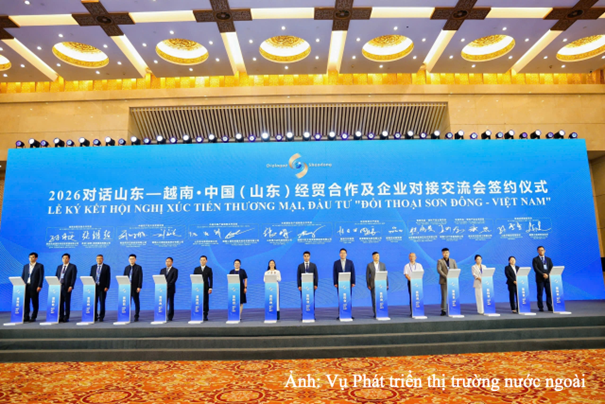 Các đại biểu tham dự Lễ Ký kết hội nghị xúc tiến thương mại, đầu tư "Đối thoại Sơn Đông - Việt Nam".