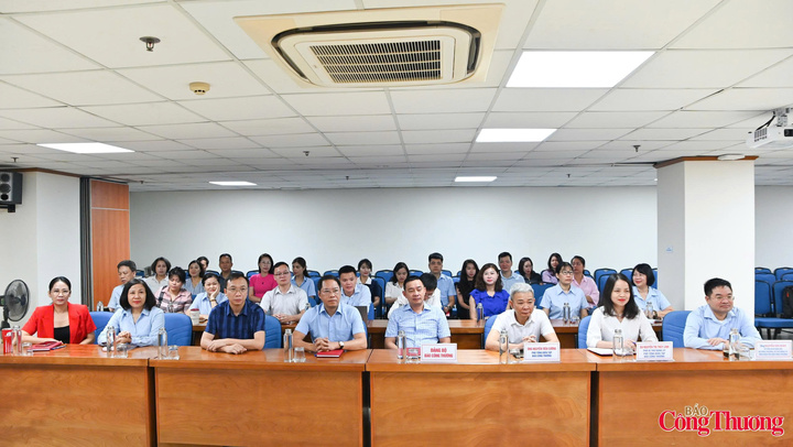 Đảng bộ Báo Công Thương tham dự trực tuyến Hội nghị toàn quốc nghiên cứu, học tập, quán triệt và triển khai thực hiện một số Nghị quyết, Chỉ thị tại điểm cầu Báo Công Thương.
