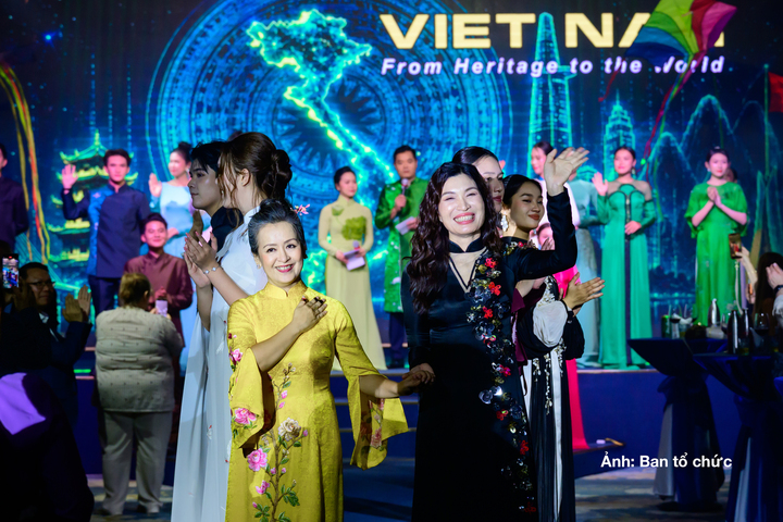Chương trình khép lại bằng hình ảnh toàn bộ nghệ sĩ và người mẫu cùng hội tụ trên sân khấu. Tinh thần của “Hello Việt Nam” được sử dụng như một lớp cảm xúc âm nhạc của phần đại kết...