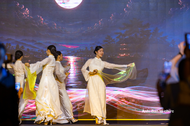 Trong Vietnamese Silk Rhapsody, lụa được lựa chọn như một hình tượng trung tâm để kể câu chuyện về bản sắc Việt Nam...