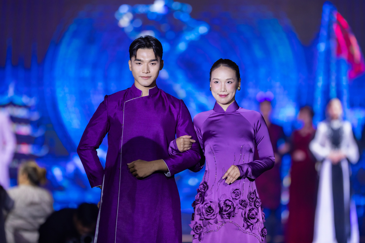 Áo dài xuất hiện như một biểu tượng của bản sắc Việt Nam. Tại đây, thời trang không chỉ được nhìn nhận như trang phục mà trở thành phương tiện để kể một câu chuyện về con người, văn hóa và sự tiếp nối của thẩm mỹ Việt.