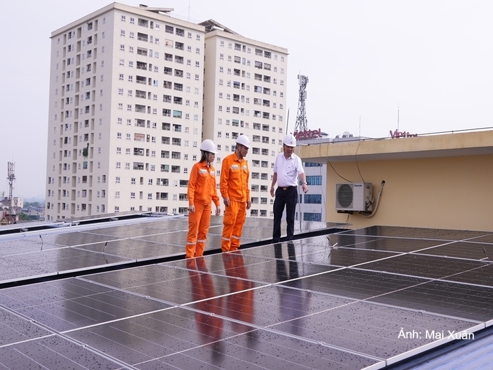 Hệ thống điện mặt trời mái nhà được lắp đặt tại trụ sở một doanh nghiệp trên địa bàn tỉnh Thái Nguyên.