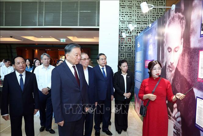 Tổng Bí thư, Chủ tịch nước Tô Lâm cùng các đồng chí lãnh đạo, nguyên lãnh đạo Đảng, Nhà nước tham quan trưng bày "Những tấm gương bình dị mà cao quý". Ảnh: Phương Hoa/TTXVN