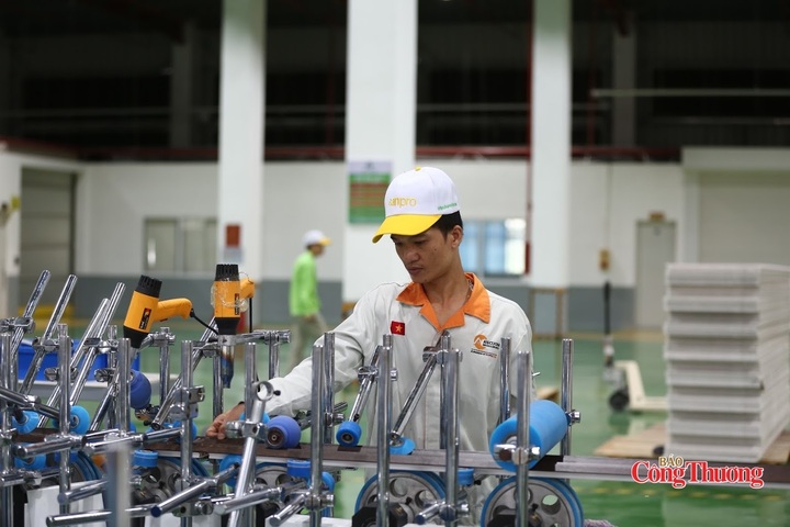 8 tháng năm 2026, số doanh nghiệp thành lập mới tăng 7,7%. Ảnh: Nam Nguyễn