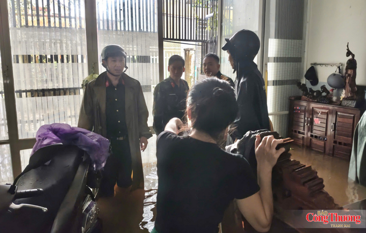 Mưa lớn kéo dài từ sáng sớm khiến nước dâng nhanh tại một số khu dân cư trên địa bàn phường Thống Nhất, tỉnh Gia Lai.