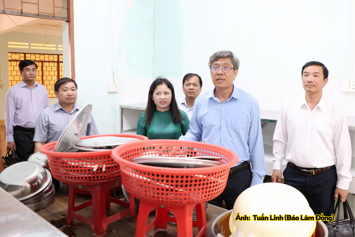 Ông Nguyễn Minh, Phó Chủ tịch UBND tỉnh Lâm Đồng (đeo kính) kiểm tra cơ sở vật chất trước thềm năm học mới tại Trường THPT DTNT N'Trang Lơng, phường Đông Gia Nghĩa.