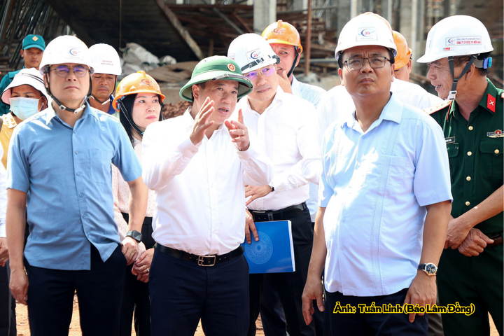 Bí thư Tỉnh ủy Lâm Đồng Y Thanh Hà Niê Kđăm (thứ hai từ trái sang) kiểm tra thực tế tại công trình trường nội trú liên cấp Quảng Trực.