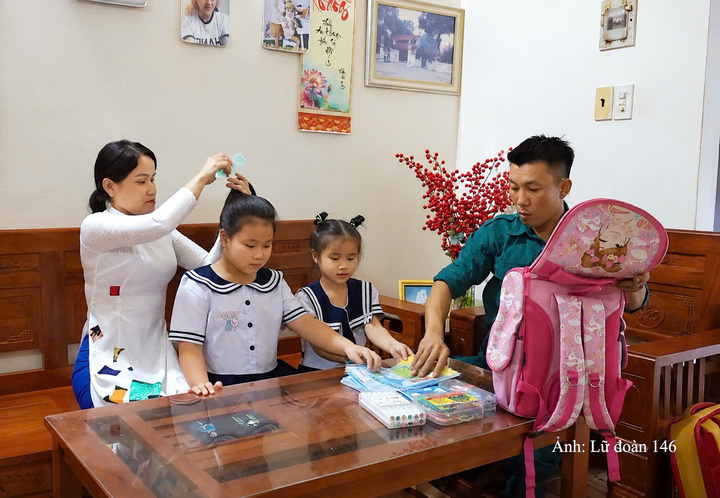 Phụ huynh chuẩn bị hành trang cho con em bước vào năm học mới.