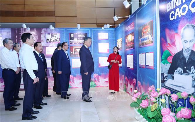 Tổng Bí thư, Chủ tịch nước Tô Lâm cùng các đồng chí lãnh đạo, nguyên lãnh đạo Đảng, Nhà nước tham quan trưng bày "Những tấm gương bình dị mà cao quý". Ảnh: Phương Hoa/TTXVN