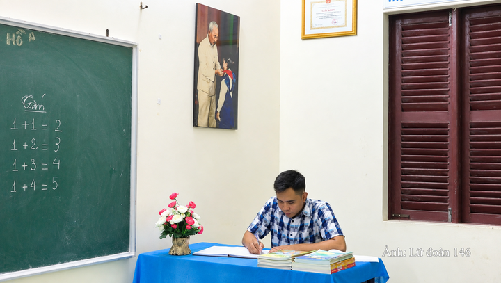 Thầy giáo Cao Văn Truyền miệt mài hoàn thiện những trang giáo án đầu tiên của năm học.