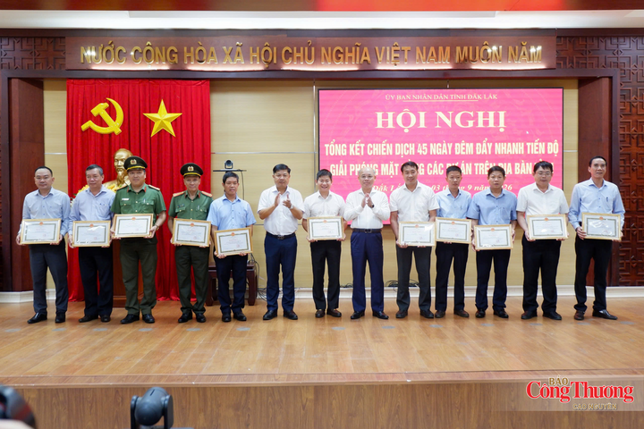 Khen thương cho các tập thể và cá nhân hoàn thành xuất sắc nhiệm vụ trong Chiến dịch 45 ngày đêm đẩy nhanh tiến độ giải phóng mặt bằng.