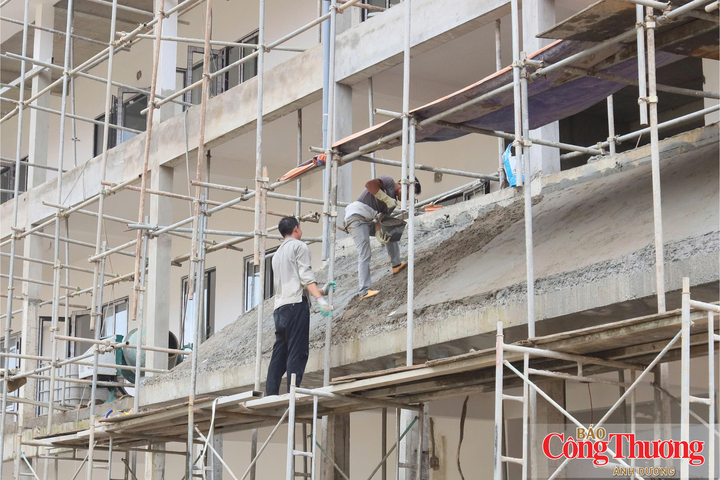 Tăng ca, tăng kíp để kịp tiến độ.