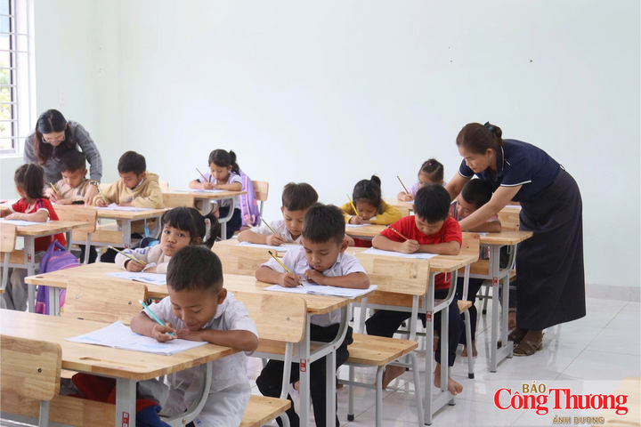 Niềm vui của cô trò Trường Phổ thông nội trú liên cấp Tiểu học - THCS xã Rờ Kơi trong ngôi trường mới.