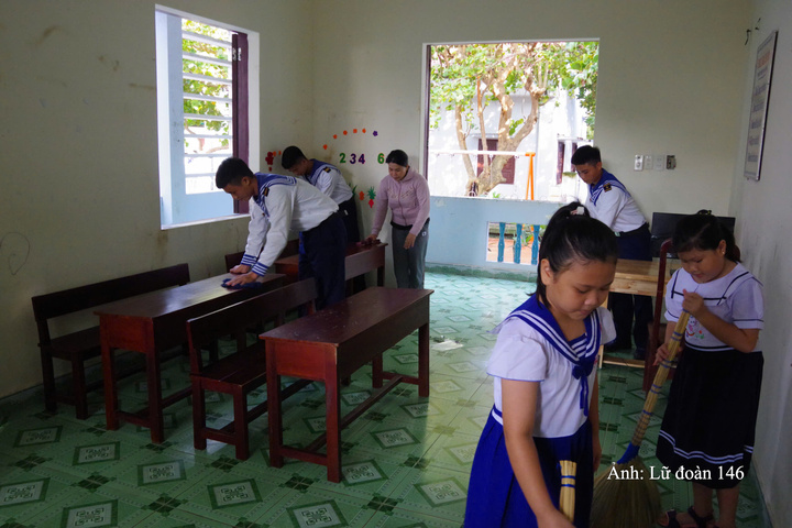 Cán bộ, chiến sĩ cùng giáo viên, phụ huynh và học sinh vệ sinh trường lớp trước ngày khai giảng.