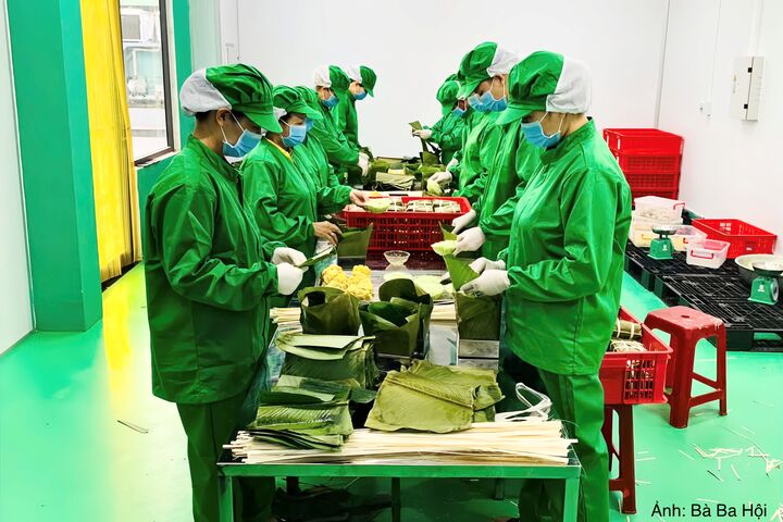 Công nghệ giúp Bà Ba Hội kiểm soát đồng đều chất lượng, màu sắc và hương vị bánh chưng.