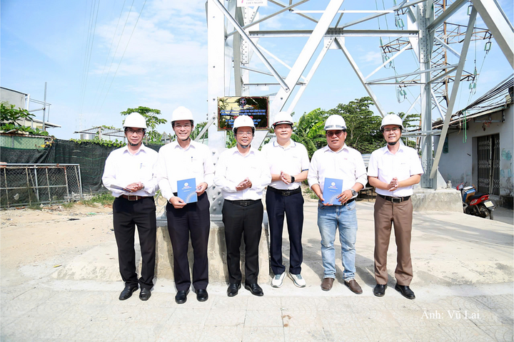 Lãnh đạo Công ty Điện lực Đà Nẵng khen thưởng các đơn vị đã góp phần hoàn thành công trình vượt tiến độ.