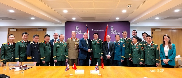 Ngài Vernon Coaker mong muốn, hợp tác quốc phòng hai nước tiếp tục được tăng cường trên các lĩnh vực; thúc đẩy hiểu biết, tin cậy lẫn nhau.